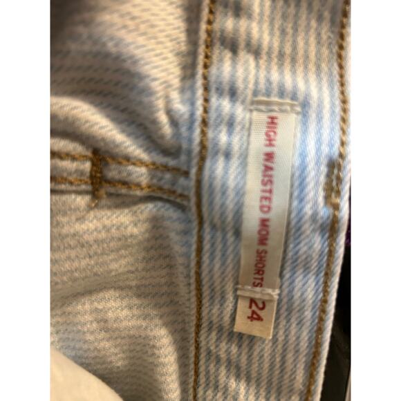 Levis' Striped High Waisted Mom Shorts, Pin Striped, Size 24 - Picture 5 of 6